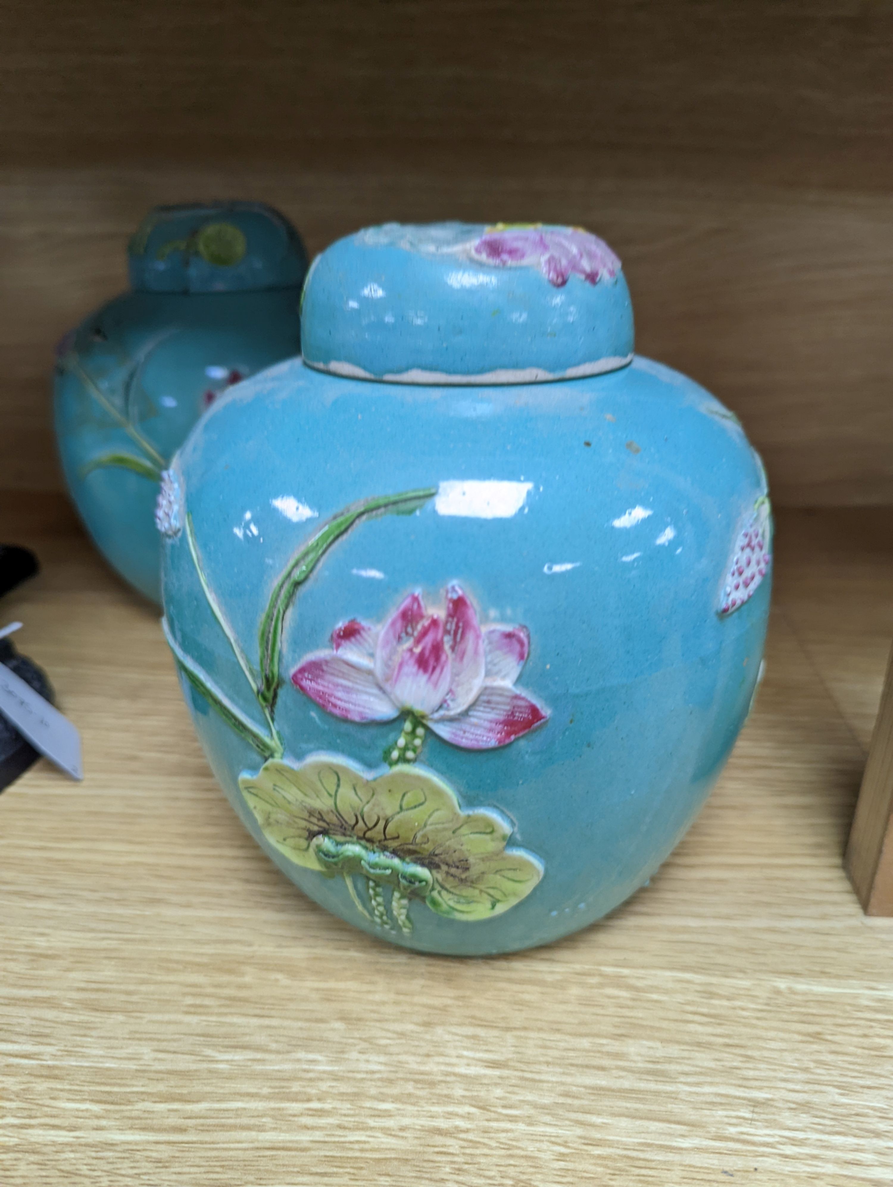 A pair of Chinese enamelled porcelain jars and covers, early 20th century, 17.5cm